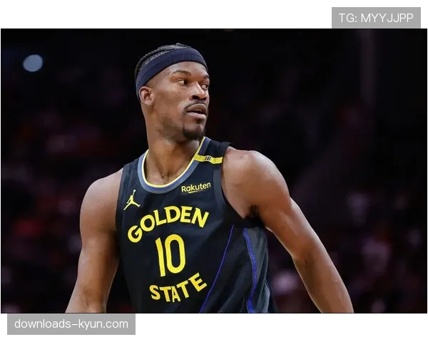 特写:库里在麦迪逊广场花园命中第3500记三分,现场观众起立致敬